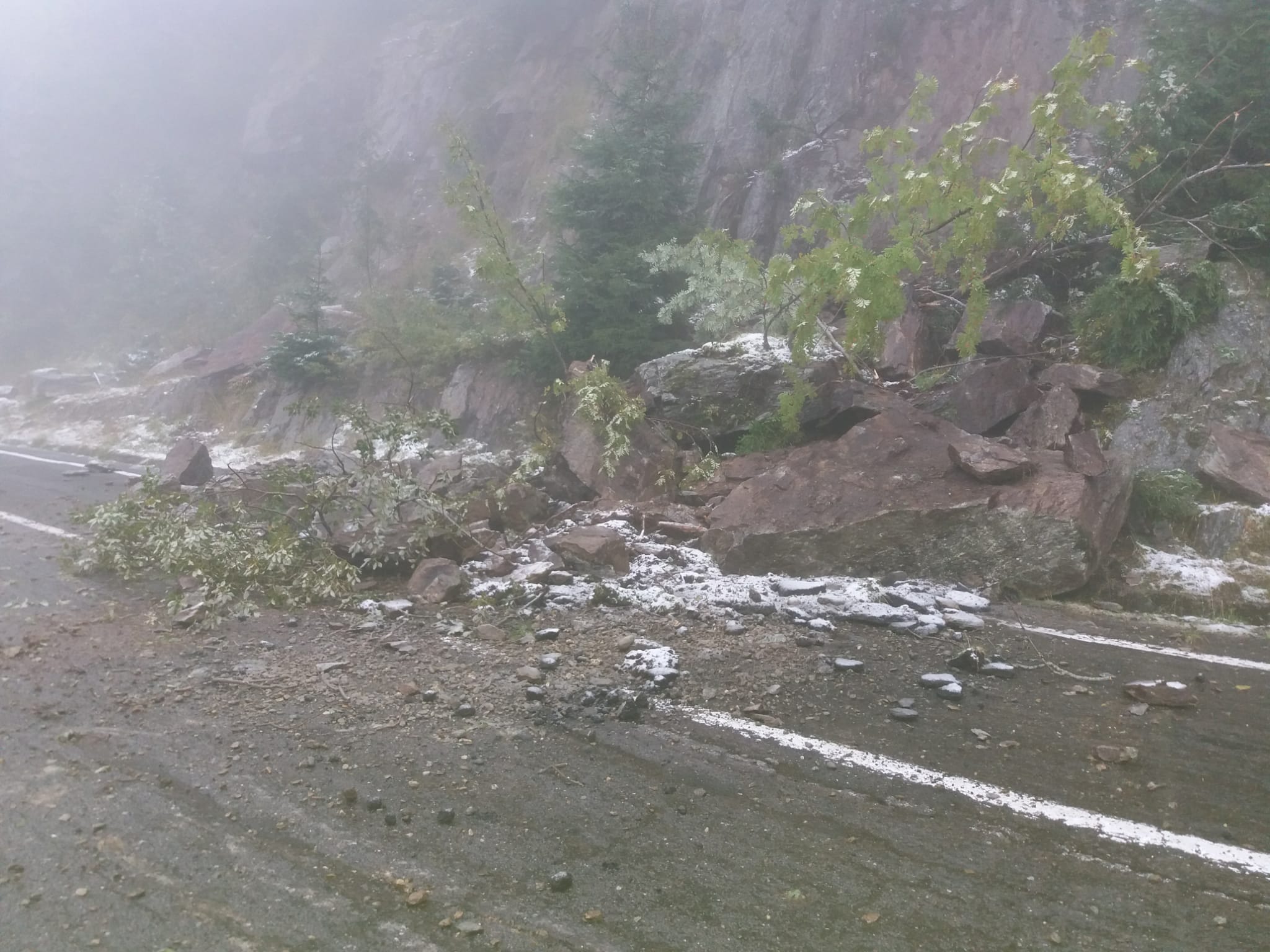 Bolovani desprinși din munte Transfăgărășan