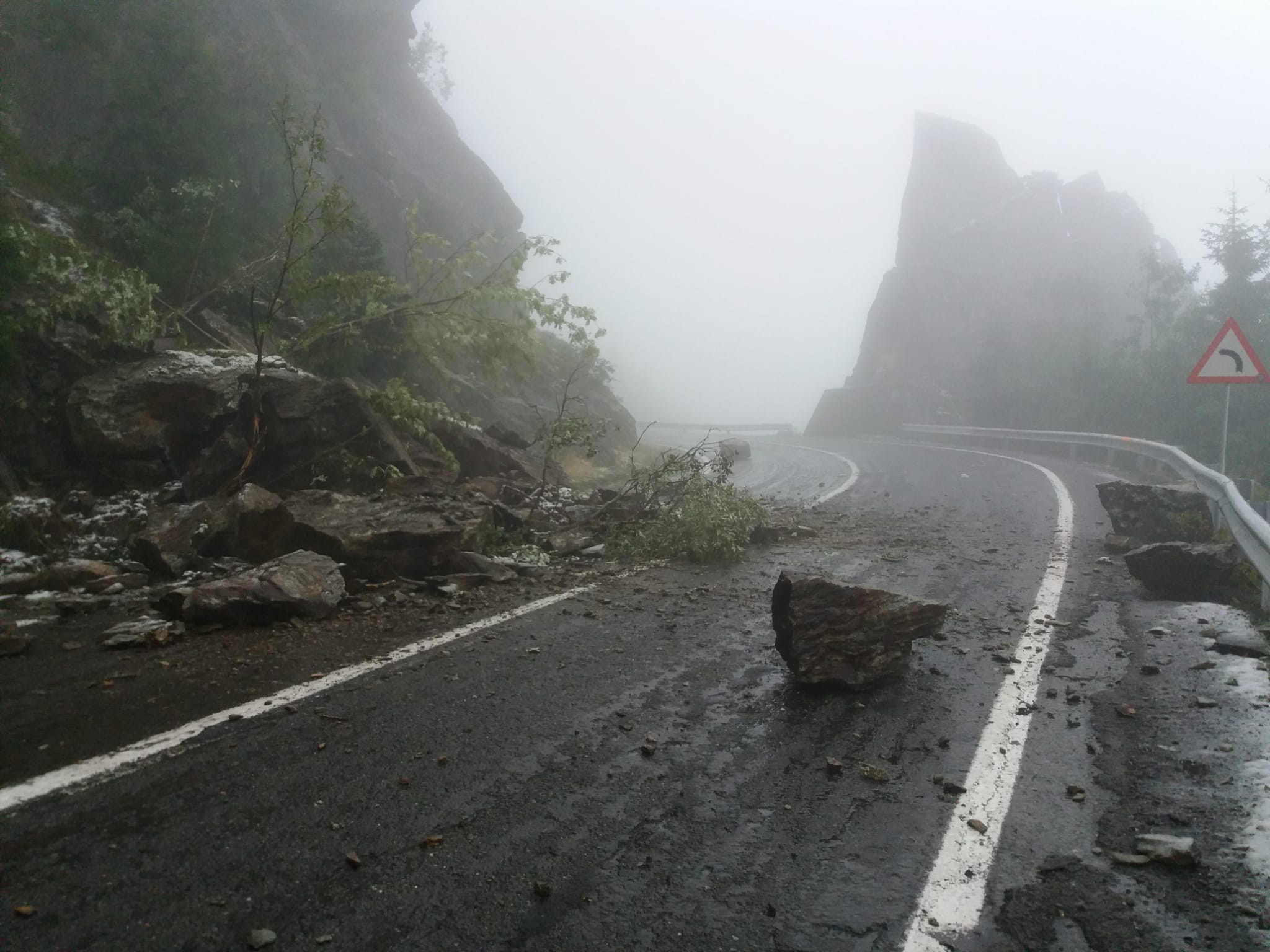 Bolovani desprinși din munte Transfăgărășan