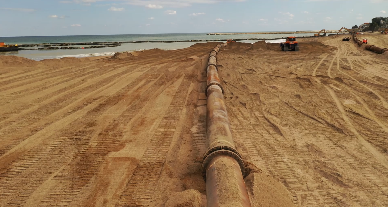Spectaculos: 50 de hectare noi de plajă vor apărea la Eforie! Compania Van Oord a dat drumul lucrărilor de înnisipare în zona costieră