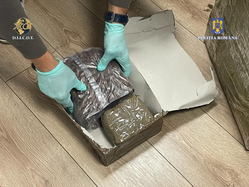 (VIDEO) Flagrant în Constanța: Tineri prinși cu droguri ascunse în cutii cu dulciuri