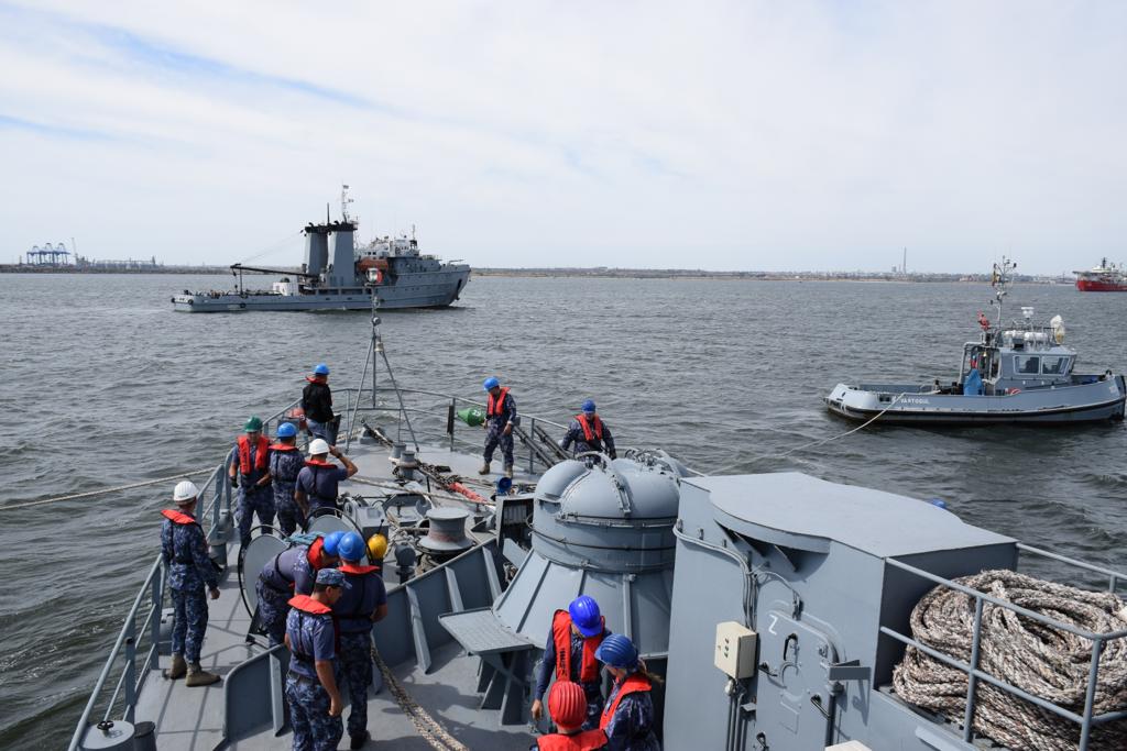 Dragorul maritim 29, avariat în urma impactului cu o mină marină, a acostat în portul militar Constanța
