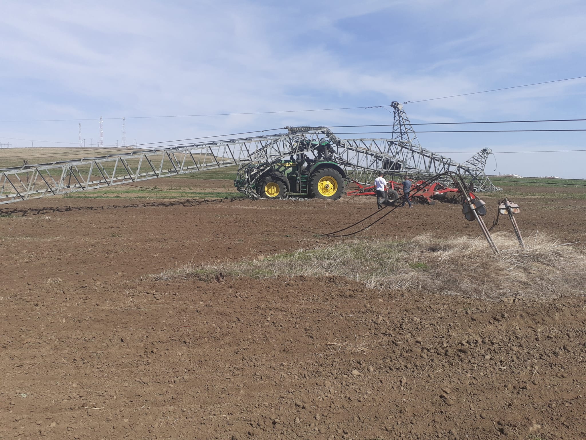 Un stâlp de înaltă tensiune s-a prăbușit peste un utilaj agricol, în zona Grupului Social Sibioara