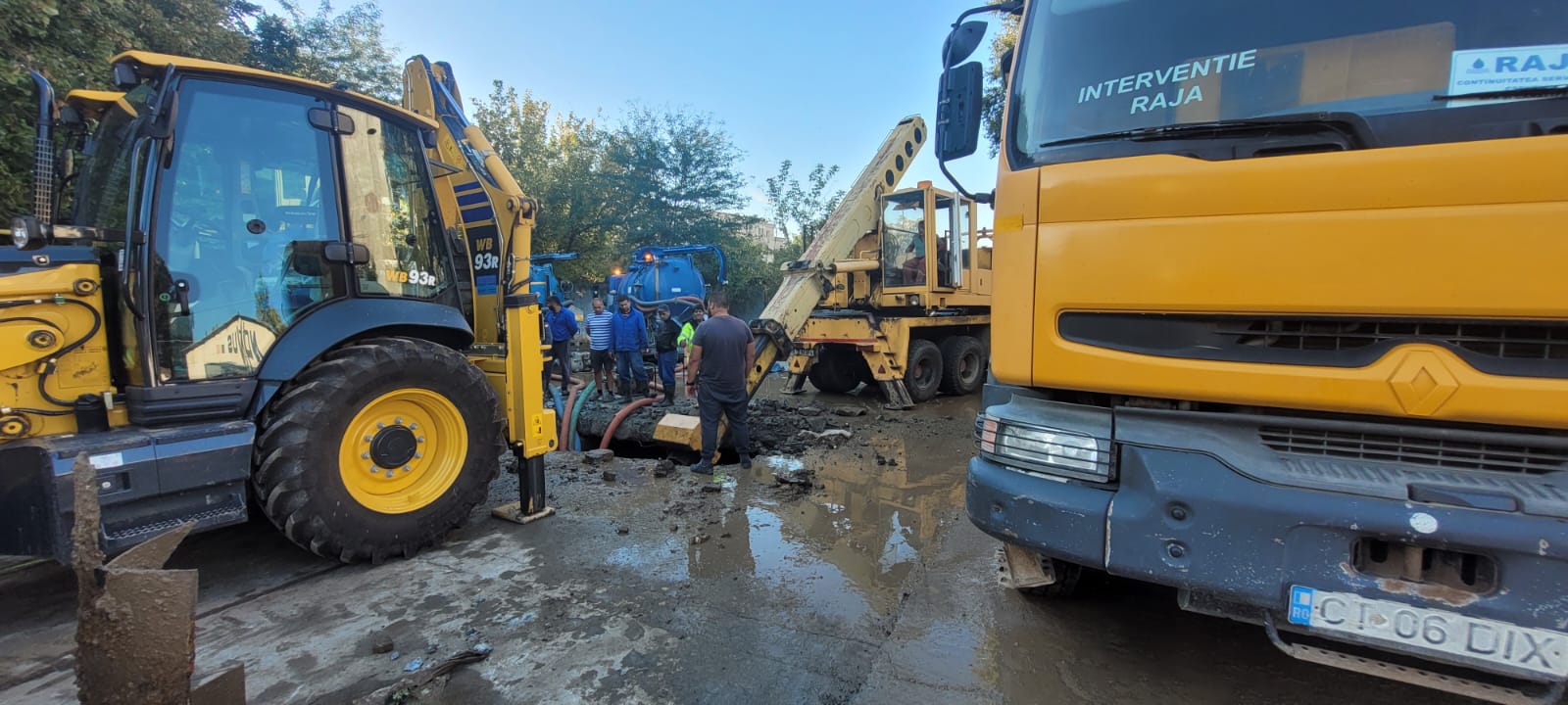 (FOTO) Echipele RAJA lucrează pentru reluarea furnizării apei în patru cartiere din Constanța și în localitățile Cumpăna, Agigea, Lazu și Eforie Nord