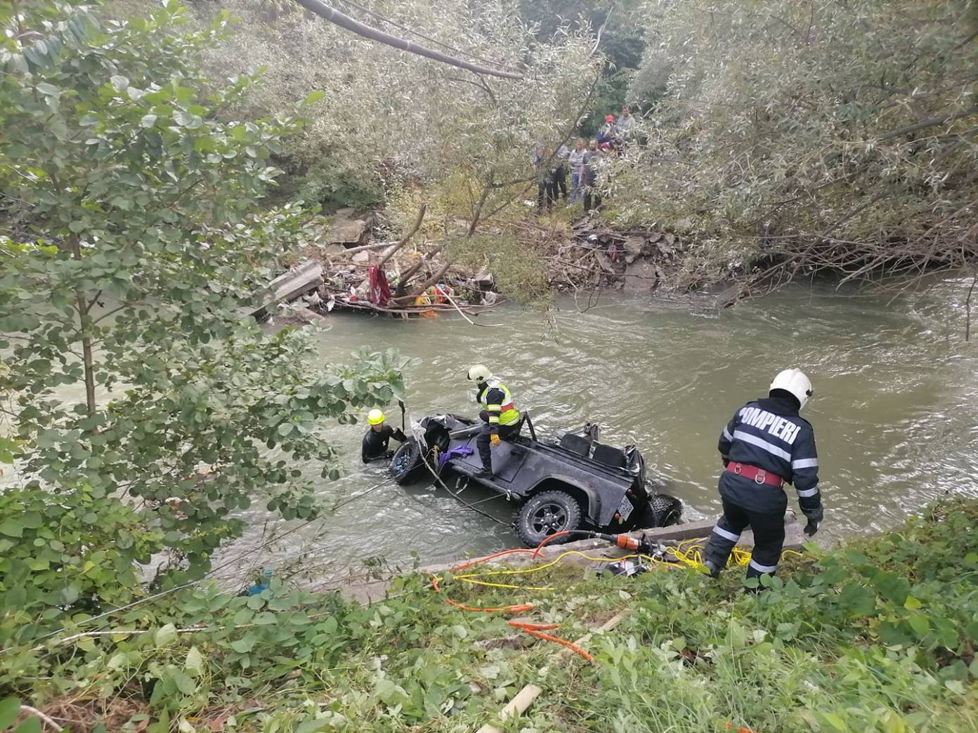 Autoturism căzut în râu