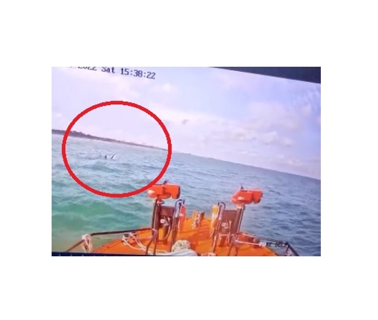 (VIDEO) Kitesurfer prins între plase pescărești, în zona Vama Veche, salvat de un echipaj ARSVOM