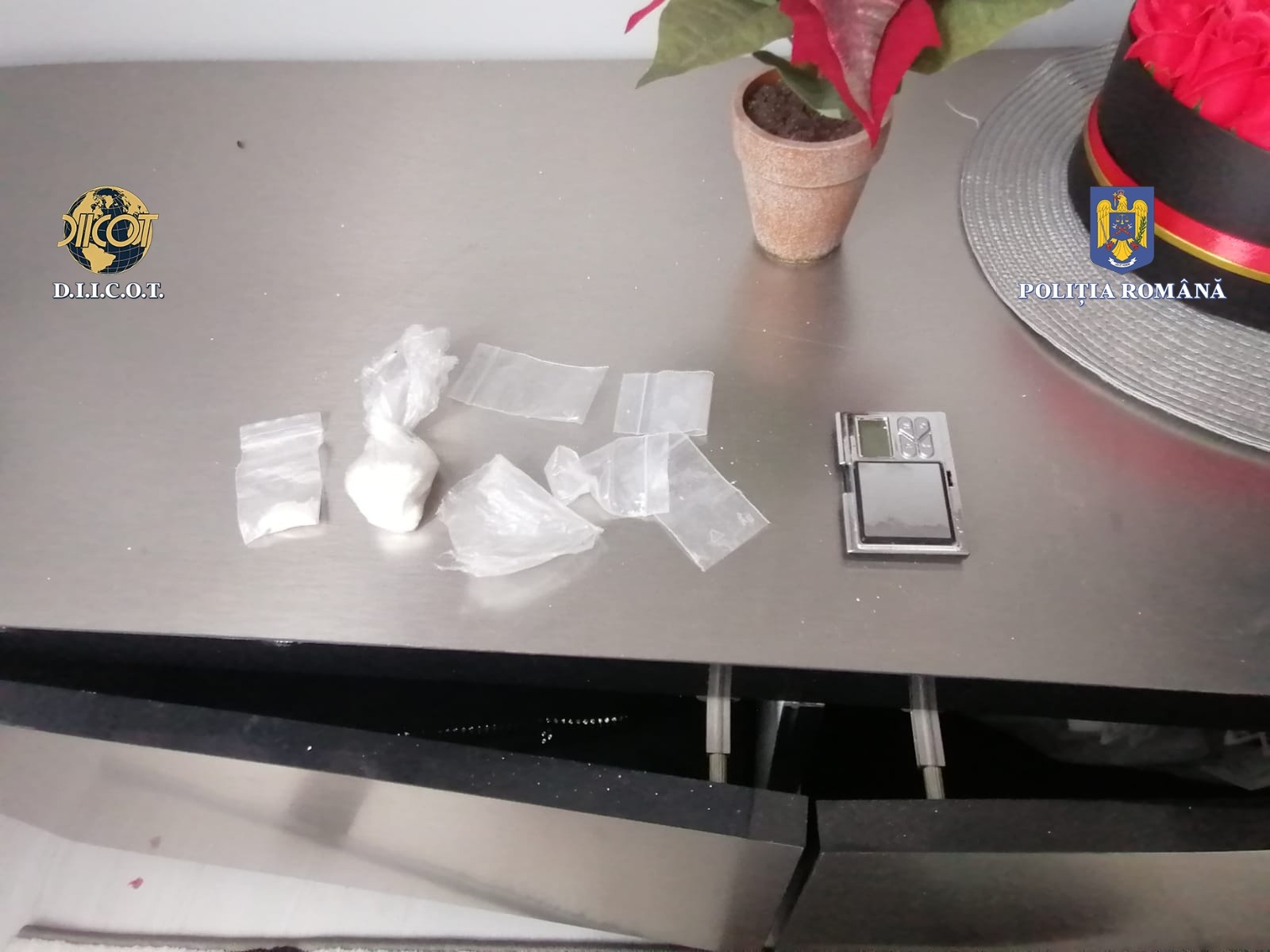 Doi inculpați, reținuți de DIICOT, pentru trafic de cocaină