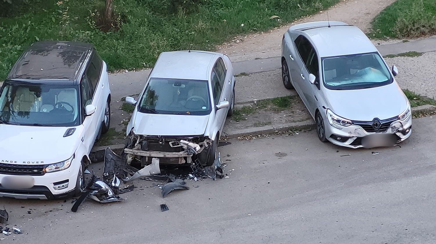 Oficial de la IPJ: Cu permisul suspendat și mașina FURATĂ, un individ a făcut praf trei autoturisme parcate