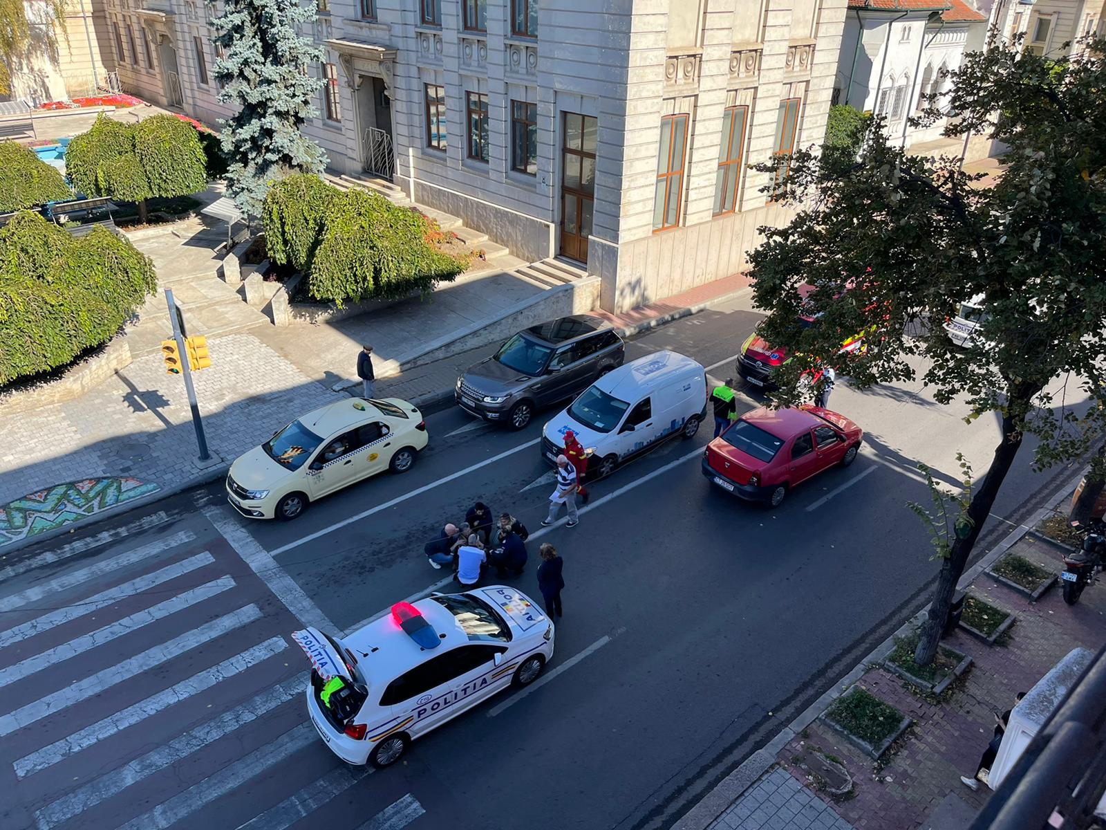 (FOTO/VIDEO) O femeie a fost lovită pe o trecere de pietoni din Constanța de o mașină condusa de un șofer băut