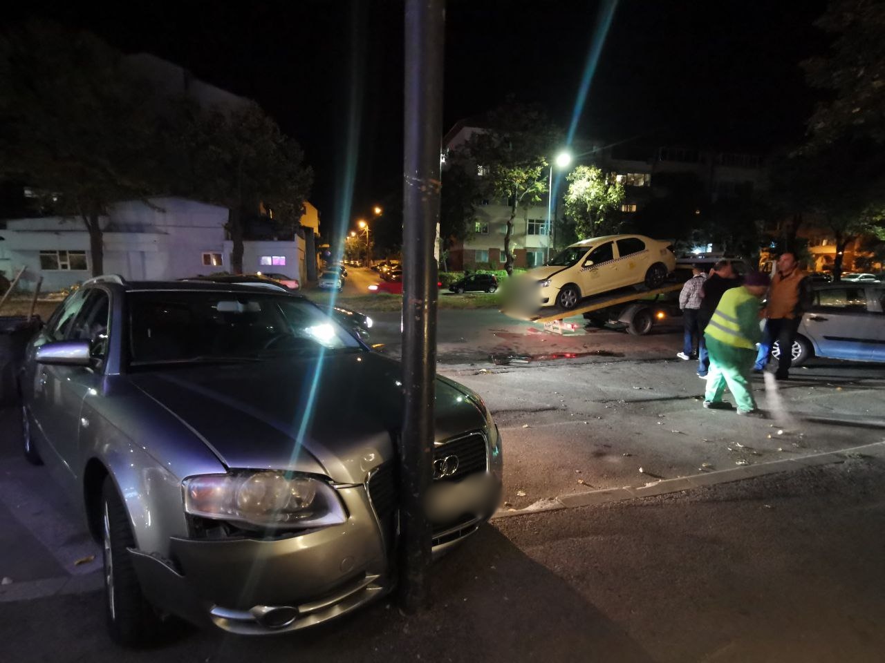 (FOTO) Un taxi care ar fi forțat întoarcerea pe bulevardul Mamaia a lovit, în plin, un BMW. O mașină parcată, avariată