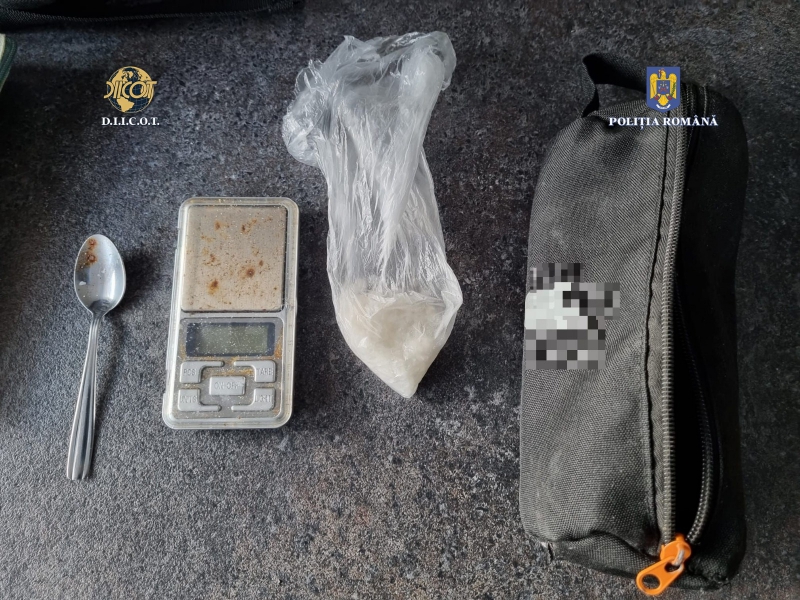 (VIDEO) FLAGRANT: cocaină și alte droguri descoperite în urma unor percheziții
