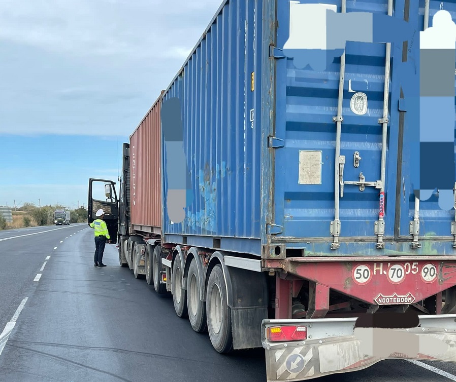 Șoferul unei autoutilitare cu remorci, prins beat la volan, pe A4