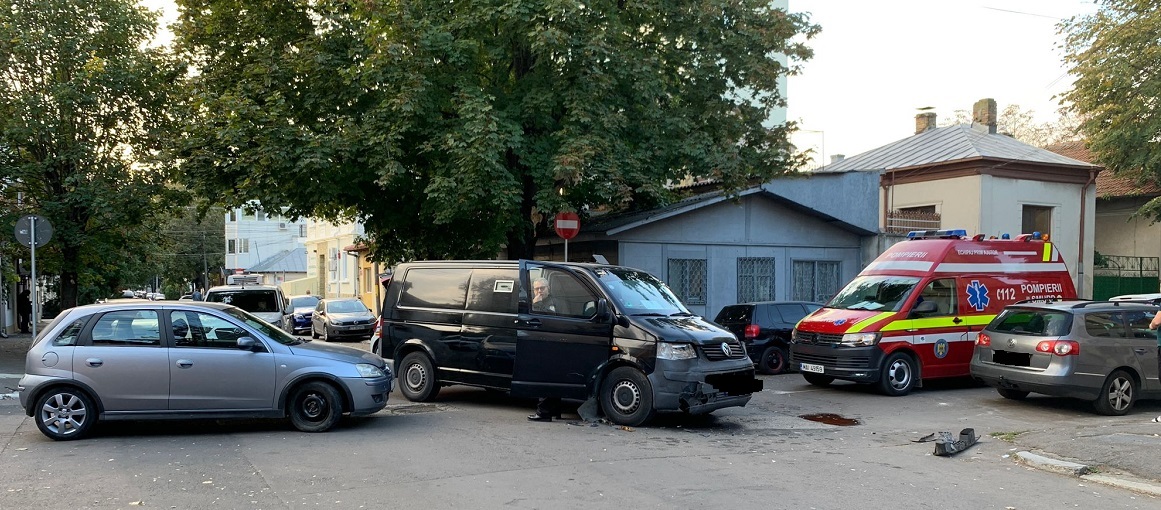 (FOTO) Accident rutier în fața Spitalului MEDSTAR din Constanța. Este implicată o mașină a unei firme de pază