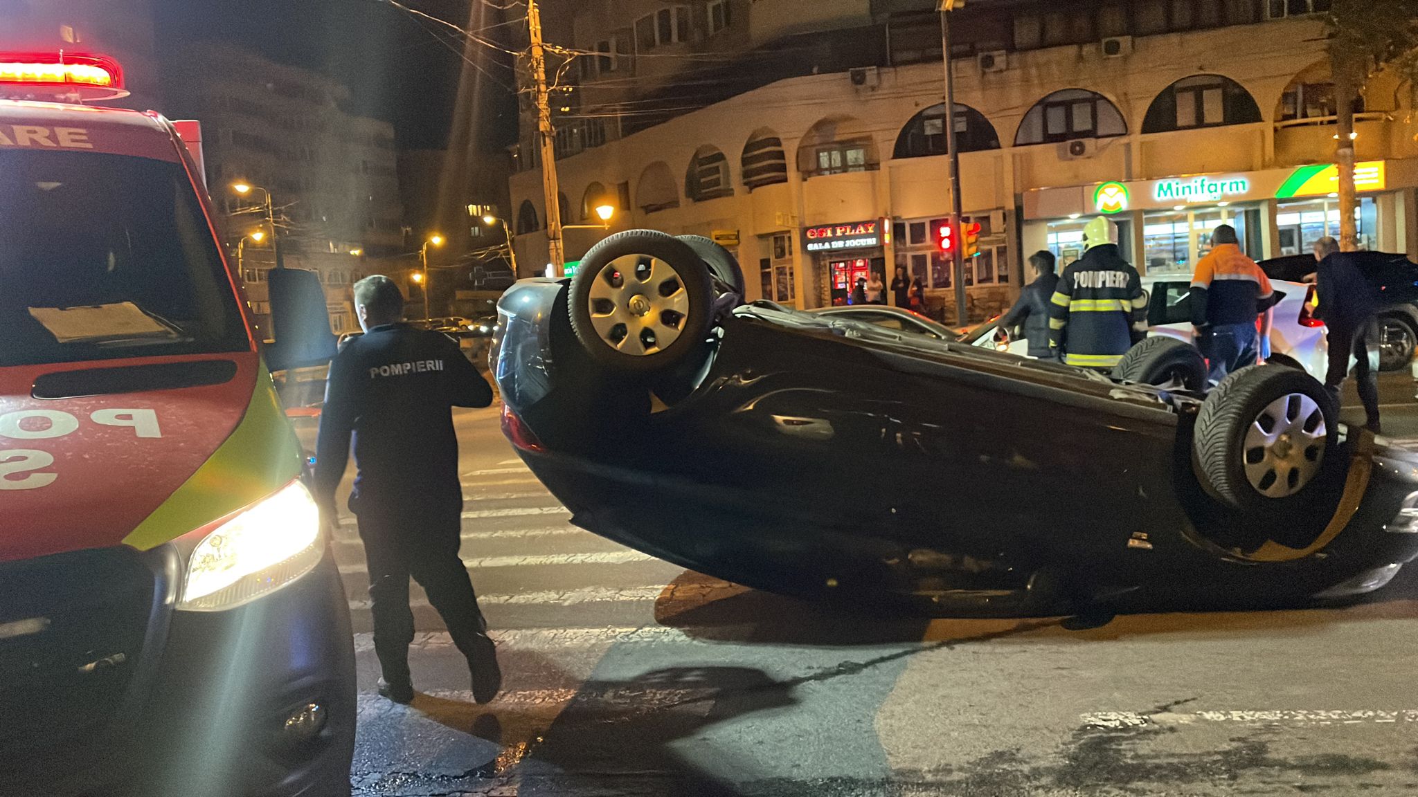 O mașină s-a răsturnat în intersecția de la Trocadero