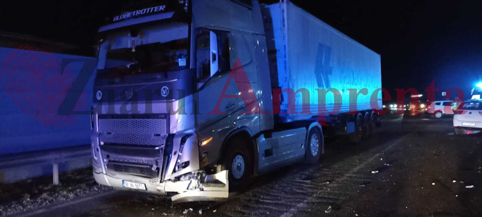Un autoturism a intrat într-un TIR la ieșire din Lumina