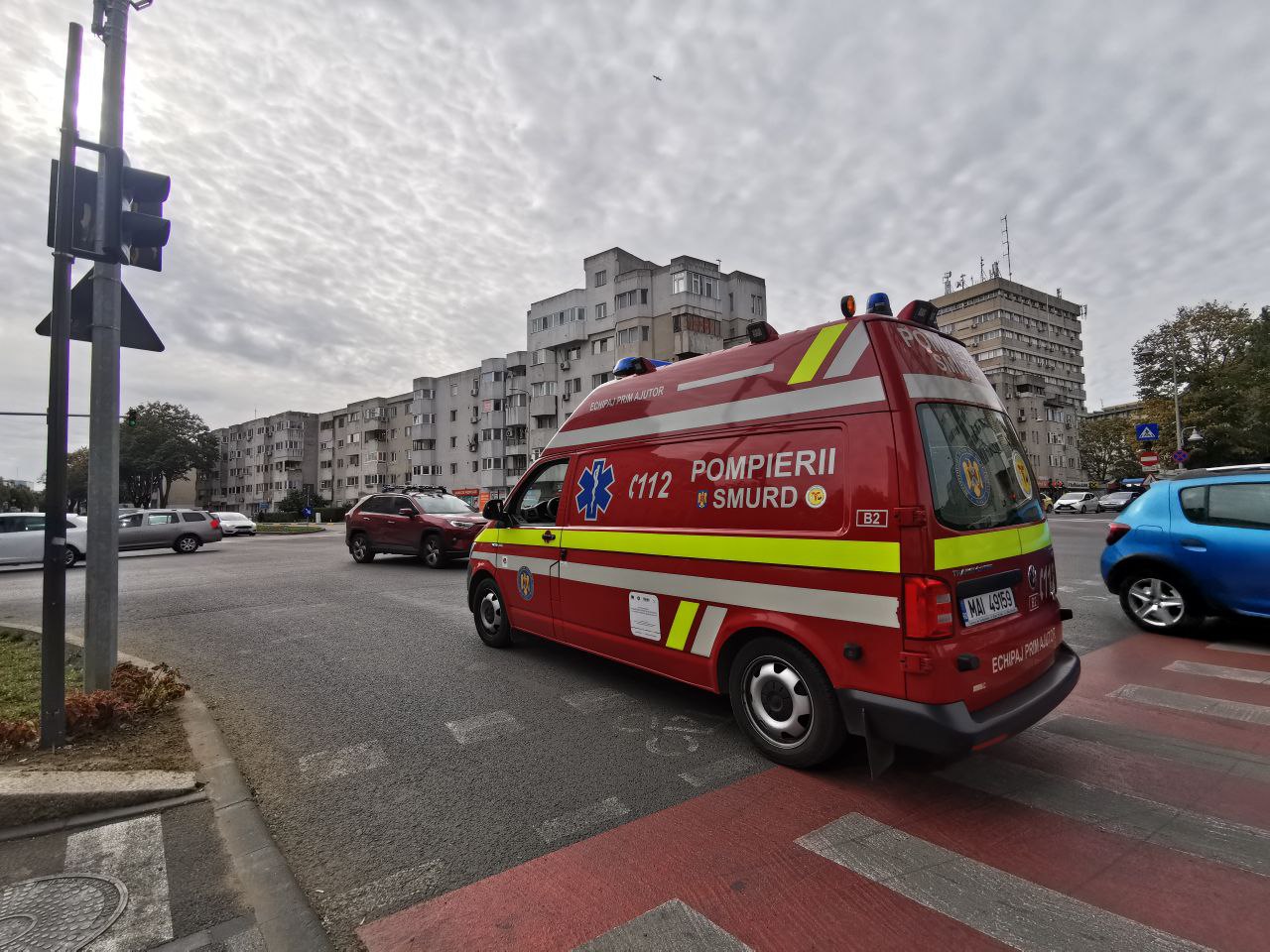 Un bărbat și-ar fi lovit soția cu mașina pe o trecere de pietoni. Este cercetat pentru tentativă de omor 