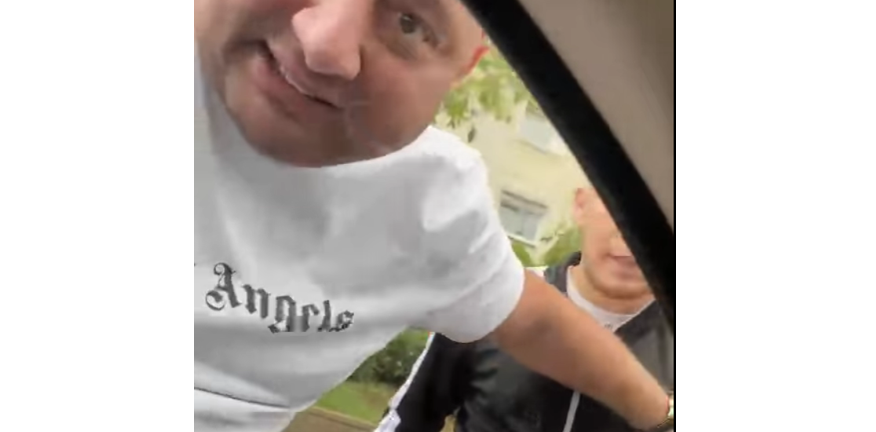 (VIDEO) Șofer amenințat cu obiecte contondente, de doi indivizi, în trafic