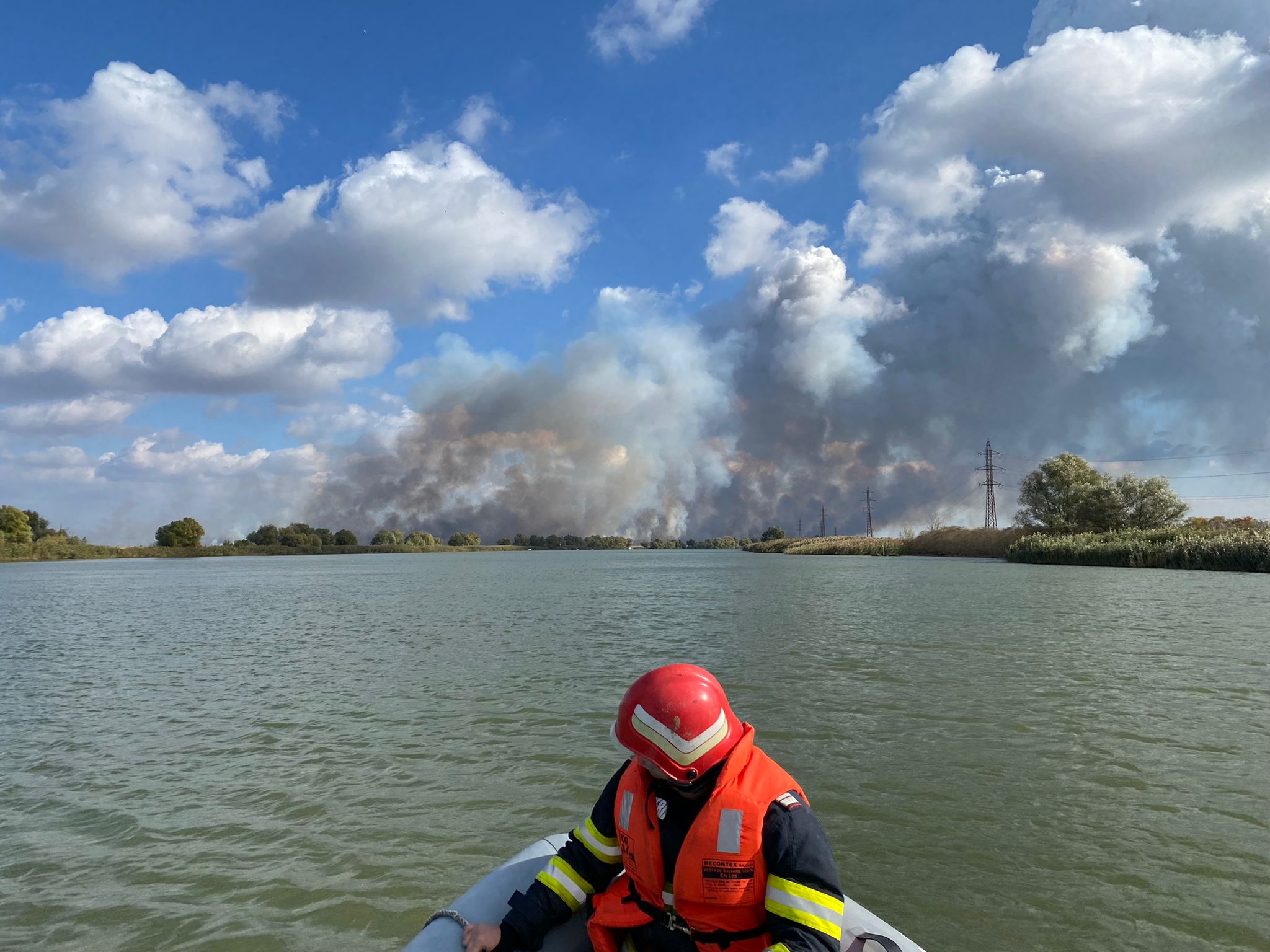 Incendiu puternic aproape de orașul Sulina. 10 hectare vegetație palustră este cuprinsă de flăcări