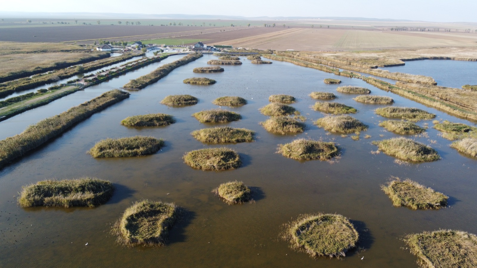 Insule create artificial în incinta Razelm Luxury Resort pe care se vor amenaja căsuțe pescărești
