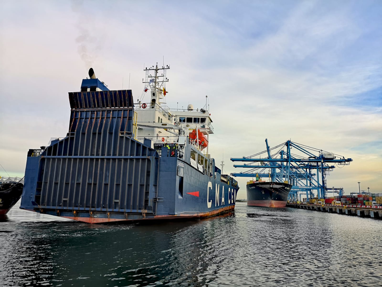 APMC a semnat un contract de 18,8 milioane de euro pentru asigurarea condițiilor electrice de racordare la cheu a navelor aflate în Portul Constanța