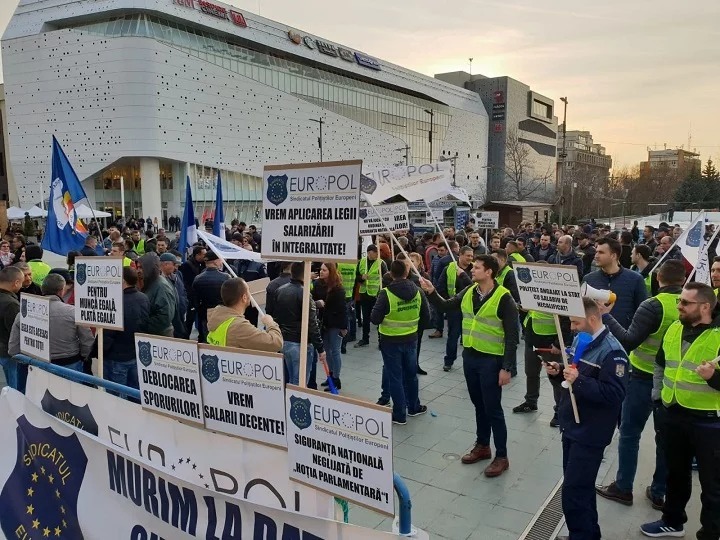Polițiștii protestează în fața Ministerului de Interne pentru acordarea restanţelor salariale
