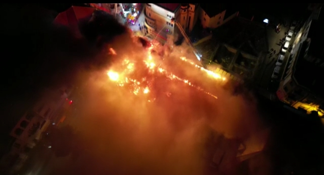 (VIDEO) Acoperişul Palatului Arhiepiscopal s-a PRĂBUȘIT în urma incendiului