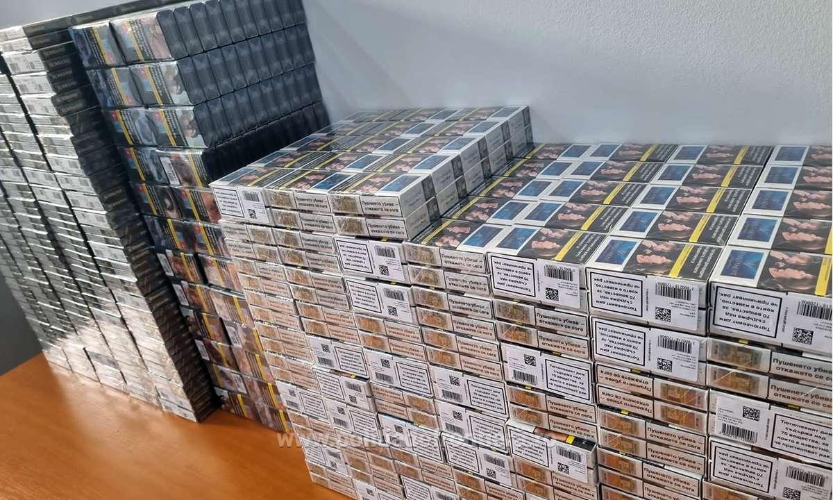 Peste 7.400 de pachete de țigarete nedeclarate, descoperite de polițiștii de frontieră