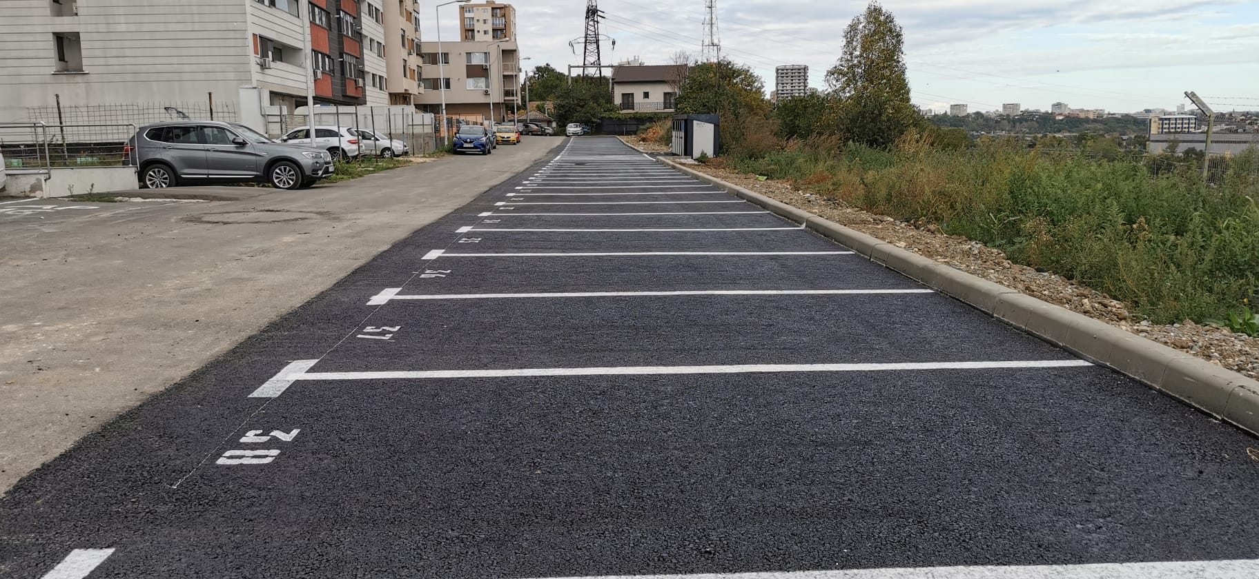 (FOTO) Noi locuri de parcare au fost amenajate pe aleea Scafandrilor din Constanța