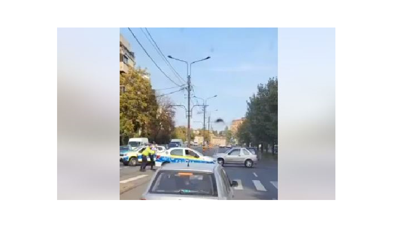 (VIDEO) De-a râsu'- plânsu': Doi polițiști împing mașina de serviciu în mijlocul unei intersecții