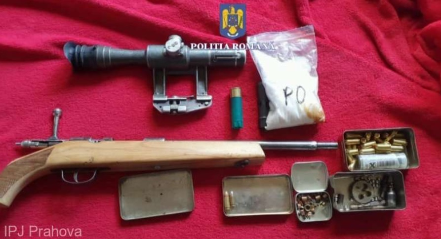 PERCHEZIȚII de amploare la bărbați bănuiţi că au vândut ILEGAL arme letale, muniţii şi dispozitive explozive