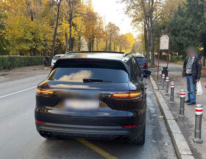 (FOTO) Bolizi ridicați de Poliția Locală pentru parcare neregulamentară, în Constanța