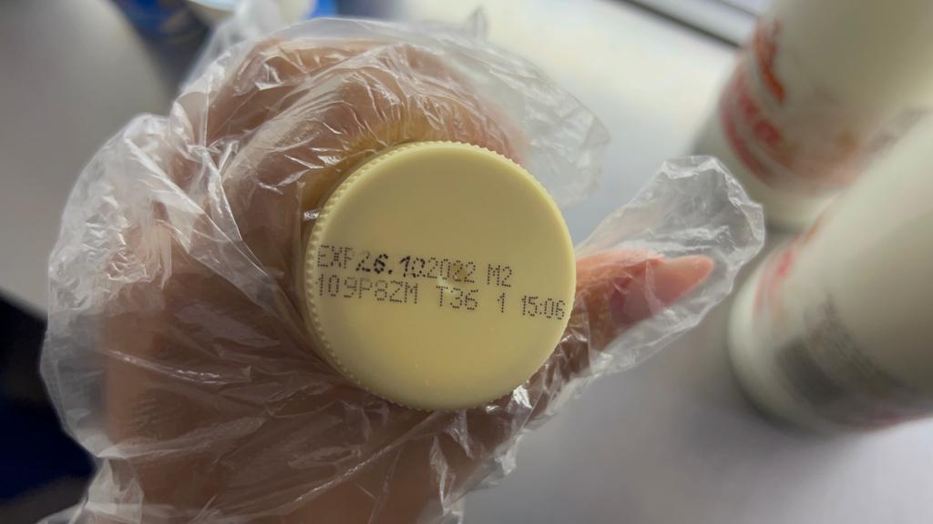 (GALERIE FOTO) Alimente expirate cu data modificată din pix: Inspectorii OPC Constanța au dispus închiderea magazinului
