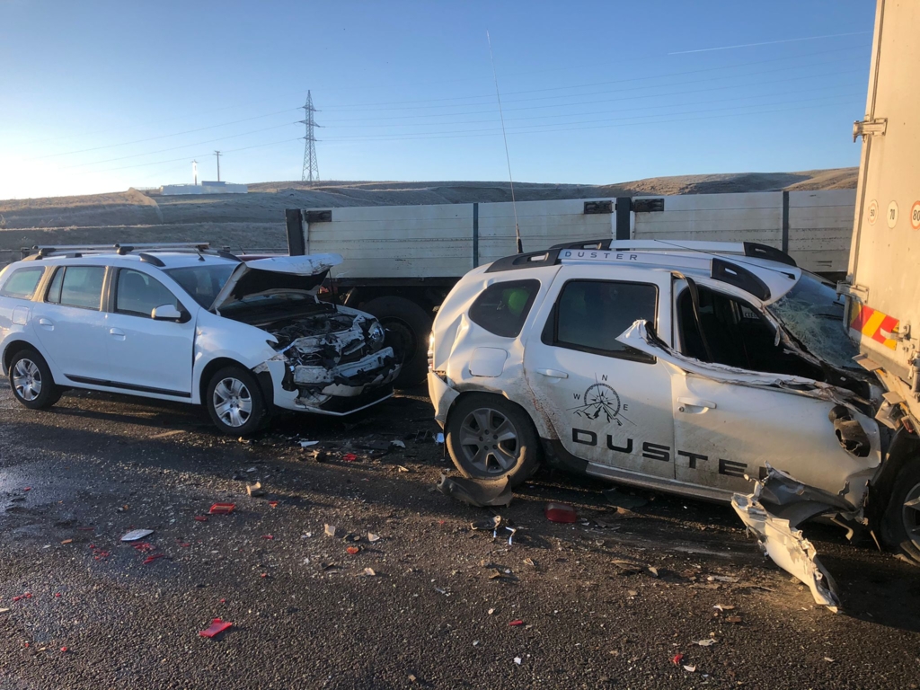 (FOTO/VIDEO) Accident în lanț pe Autostradă. Opt autoturisme, două TIR-uri și o camionetă implicate în carambol