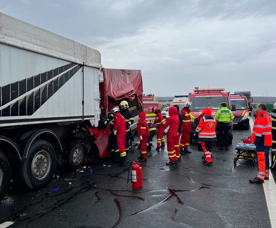 O autoutilitară a intrat într-un autocamion pe A2, aproape de Murfatlar. O persoană a rămas încarcerată