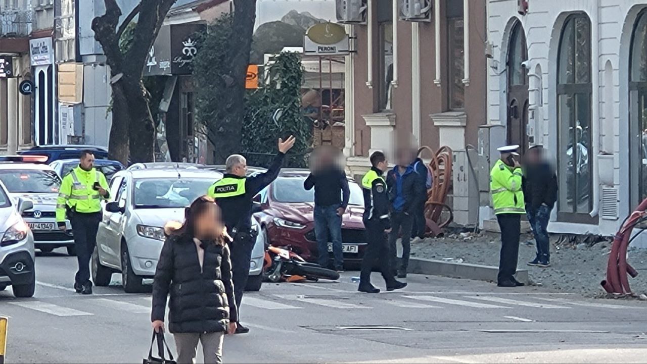 O motocicletă și o mașină s-au ciocnit într-o zonă aglomerată din Constanța