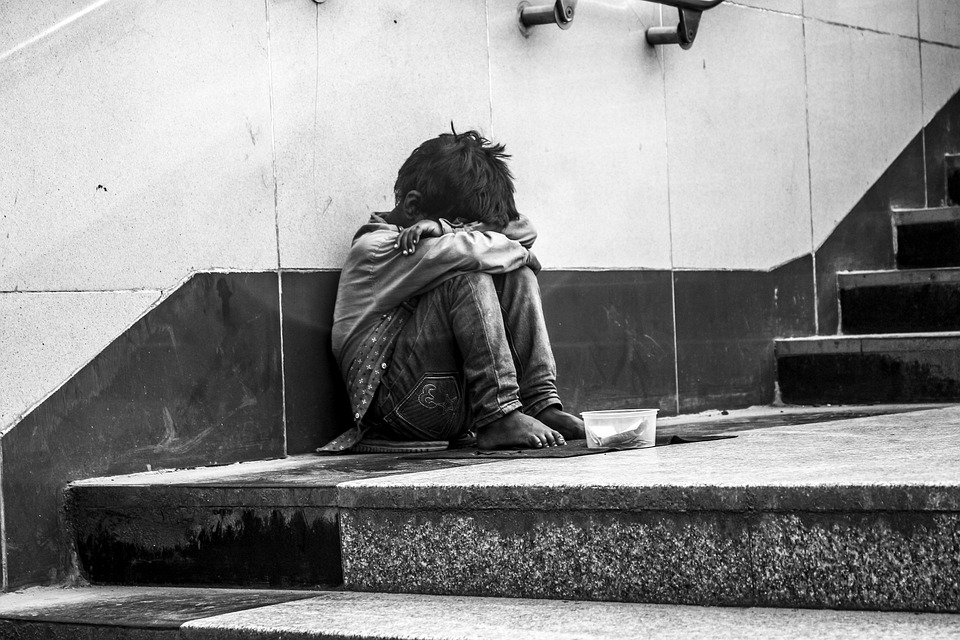 Șase minori, obligați de proprii părinți să cerșească. Adulții nu sunt la prima abatere