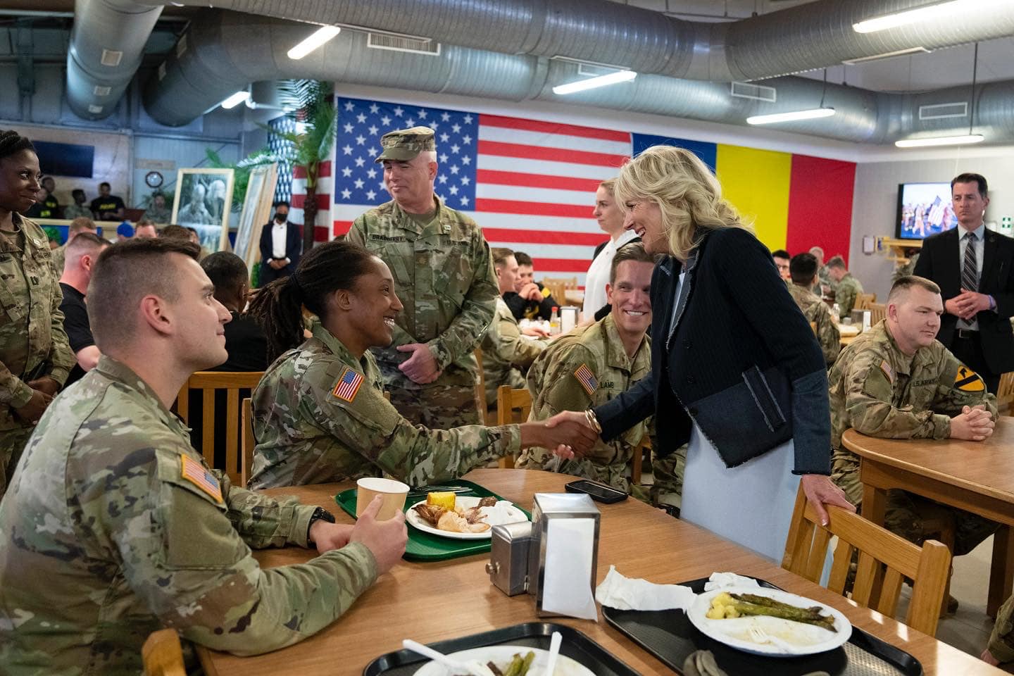 Jill Biden, la masă cu militarii americani
