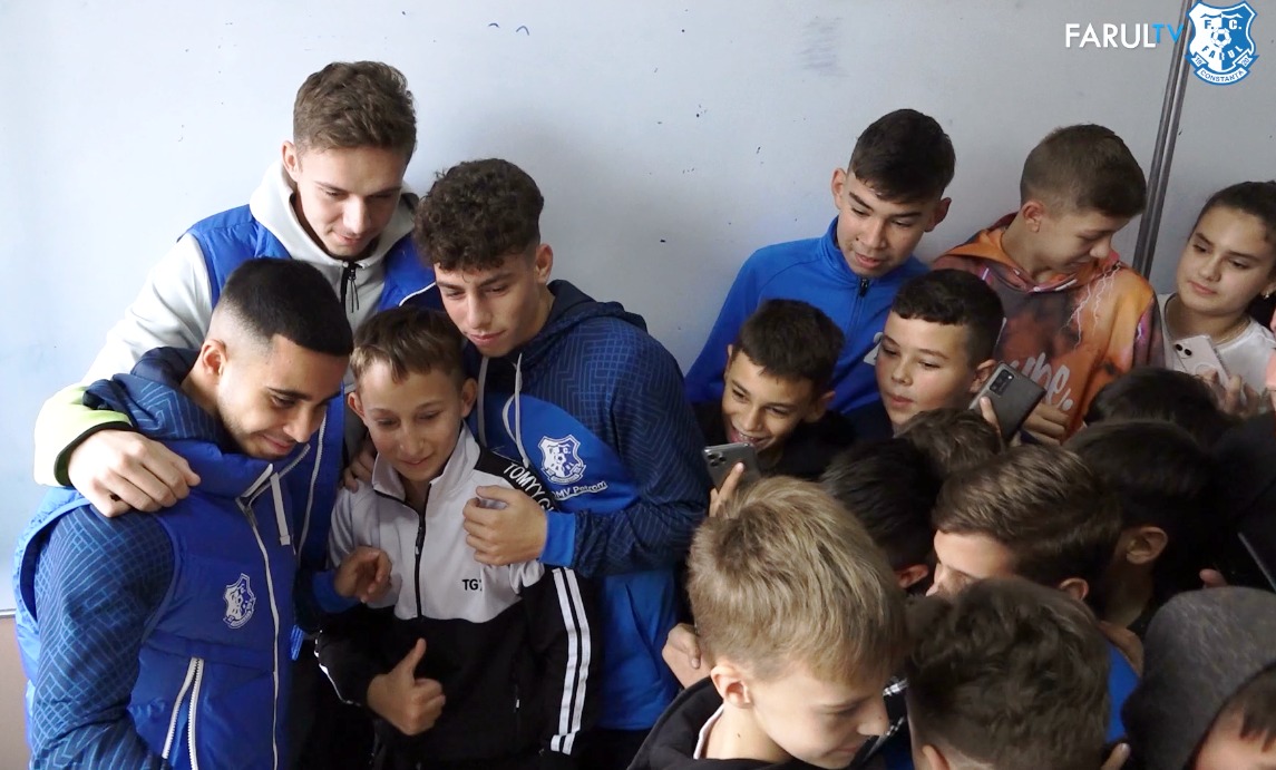 Sportivi de la Farul Constanța, în vizită la Școala nr. 8 din Constanța
