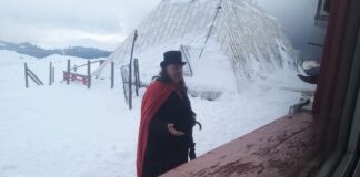 Turist deghizat în Contele Dracula, în munți