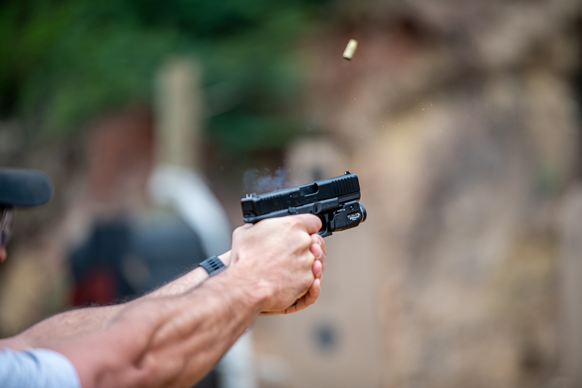 Ce trebuie să facă titularul permisului de armă când acesta expiră