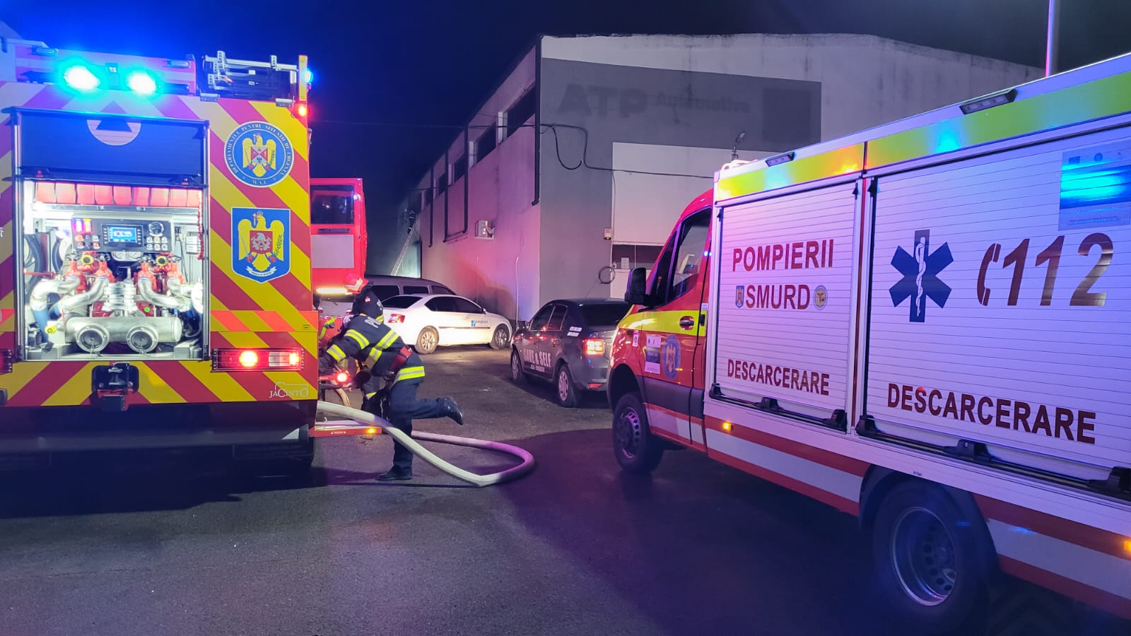 (FOTO) Incendiu puternic la un un service auto din Constanța. Un autoturism s-a făcut scrum, alte 14 au fost afectate