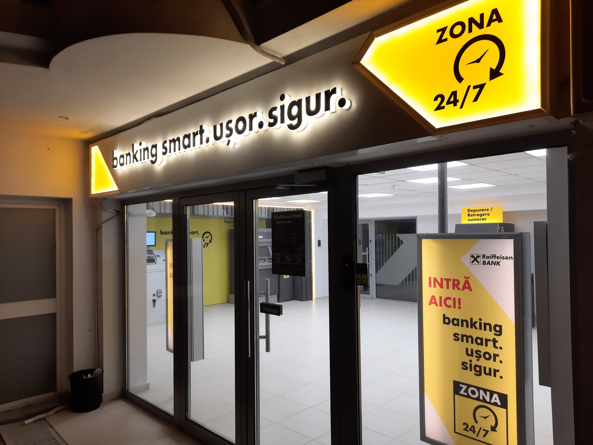 Surpriză neplăcută: Clienții Raiffeisen Bank nu și-au primit salariile la timp, deși angajatorii au făcut plățile către bancă