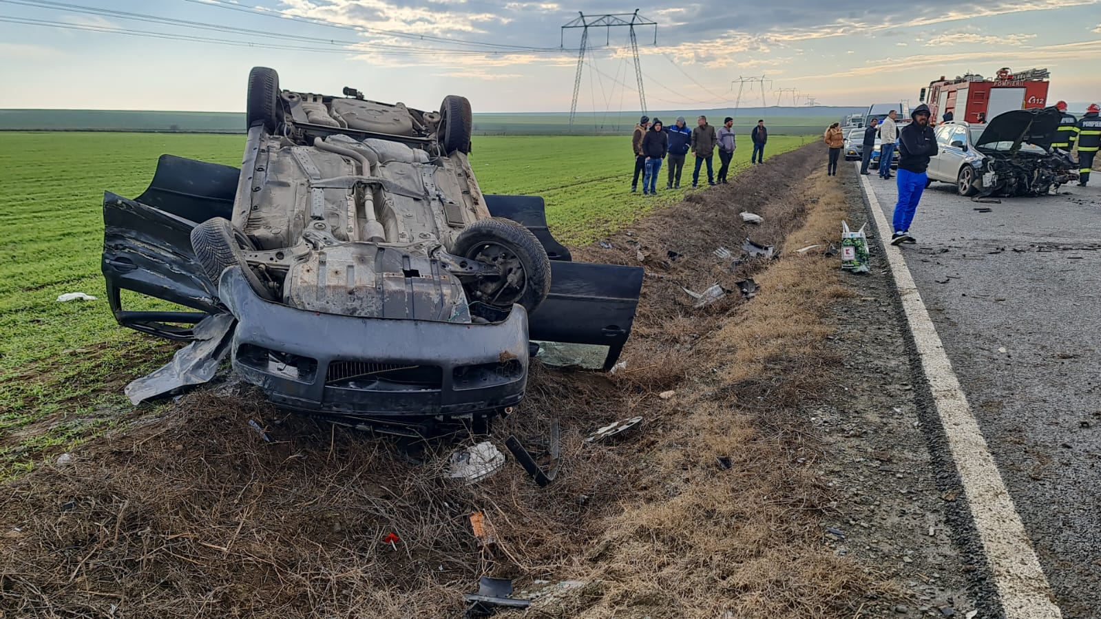 (FOTO/VIDEO) Un autoturism s-a RĂSTURNAT pe DN22, în zona Gura Dobrogei. Intervine elicopterul SMURD