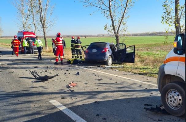 Un autoturism a intrat într-un copac la intrare în localitatea Albești