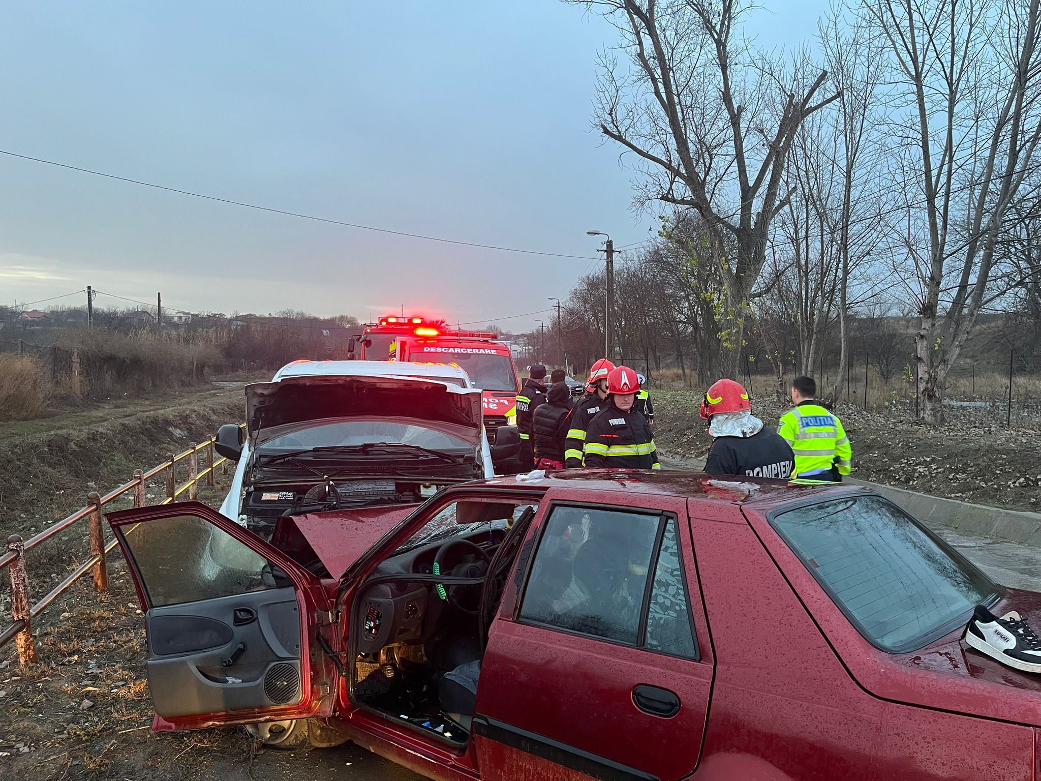 (FOTO/VIDEO) Accident rutier grav produs la ieșire din Tulcea. Trei persoane au rămas încarcerate