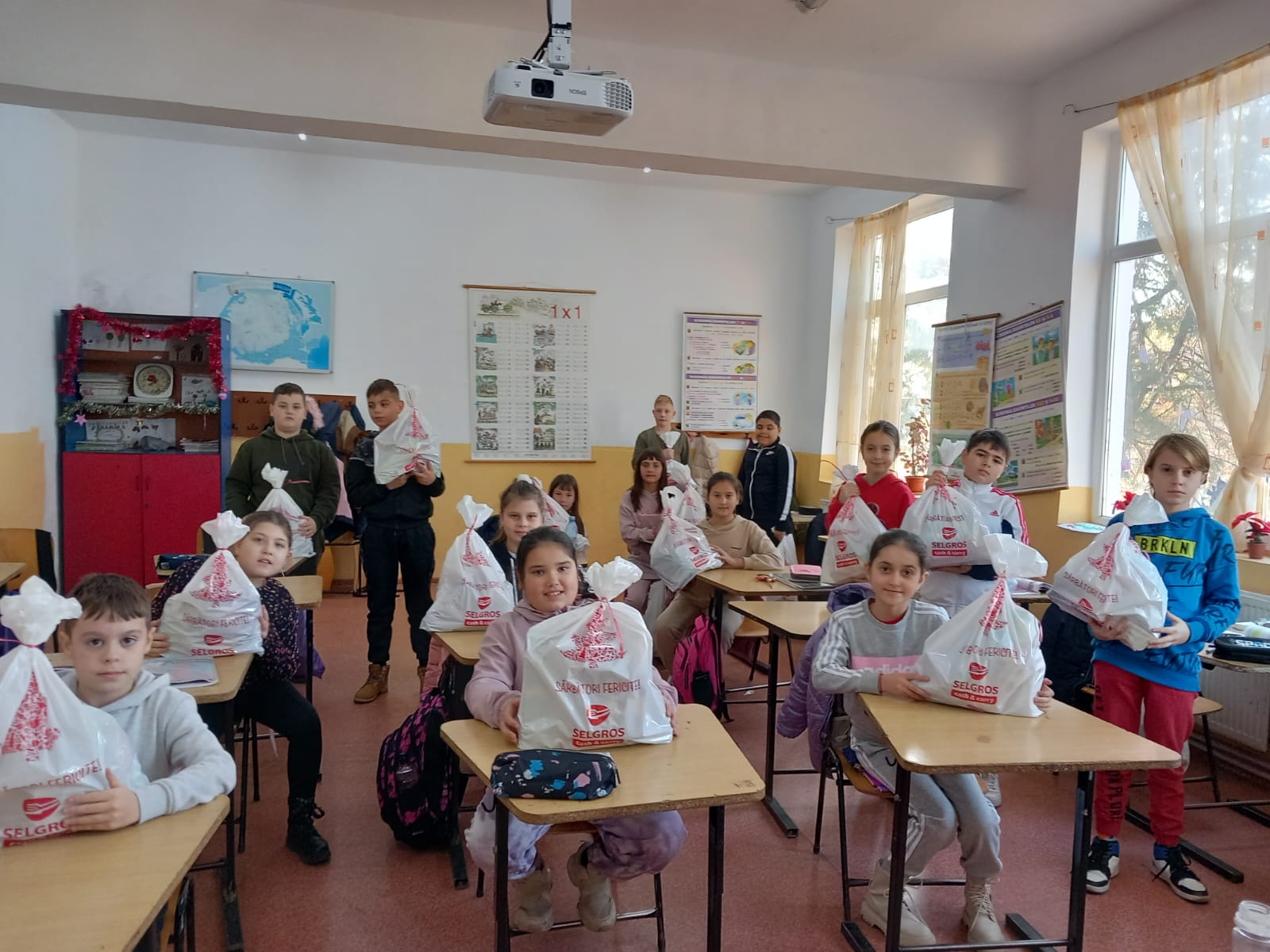 (FOTO) Primăria Saligny a oferit cadouri tuturor copiilor din comună