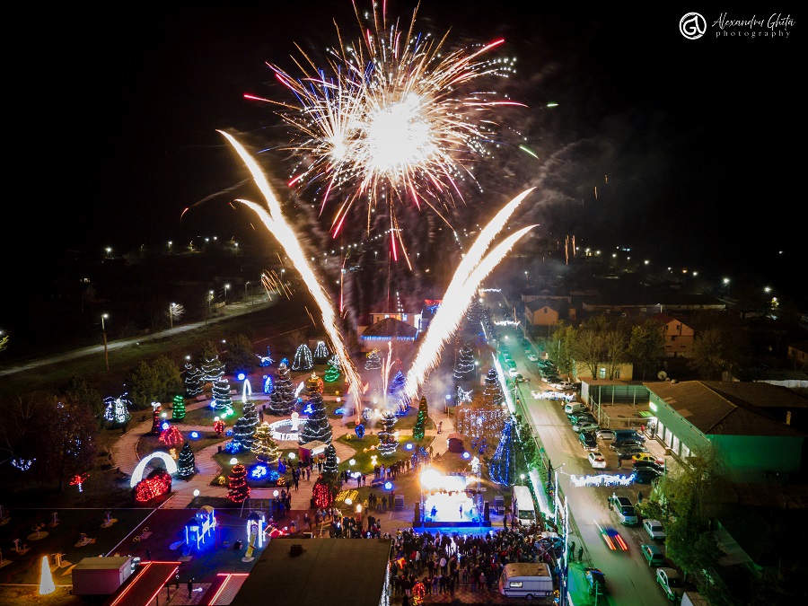 (FOTO/VIDEO) Atmosferă de basm la inaugurarea iluminatului festiv în comuna Peștera