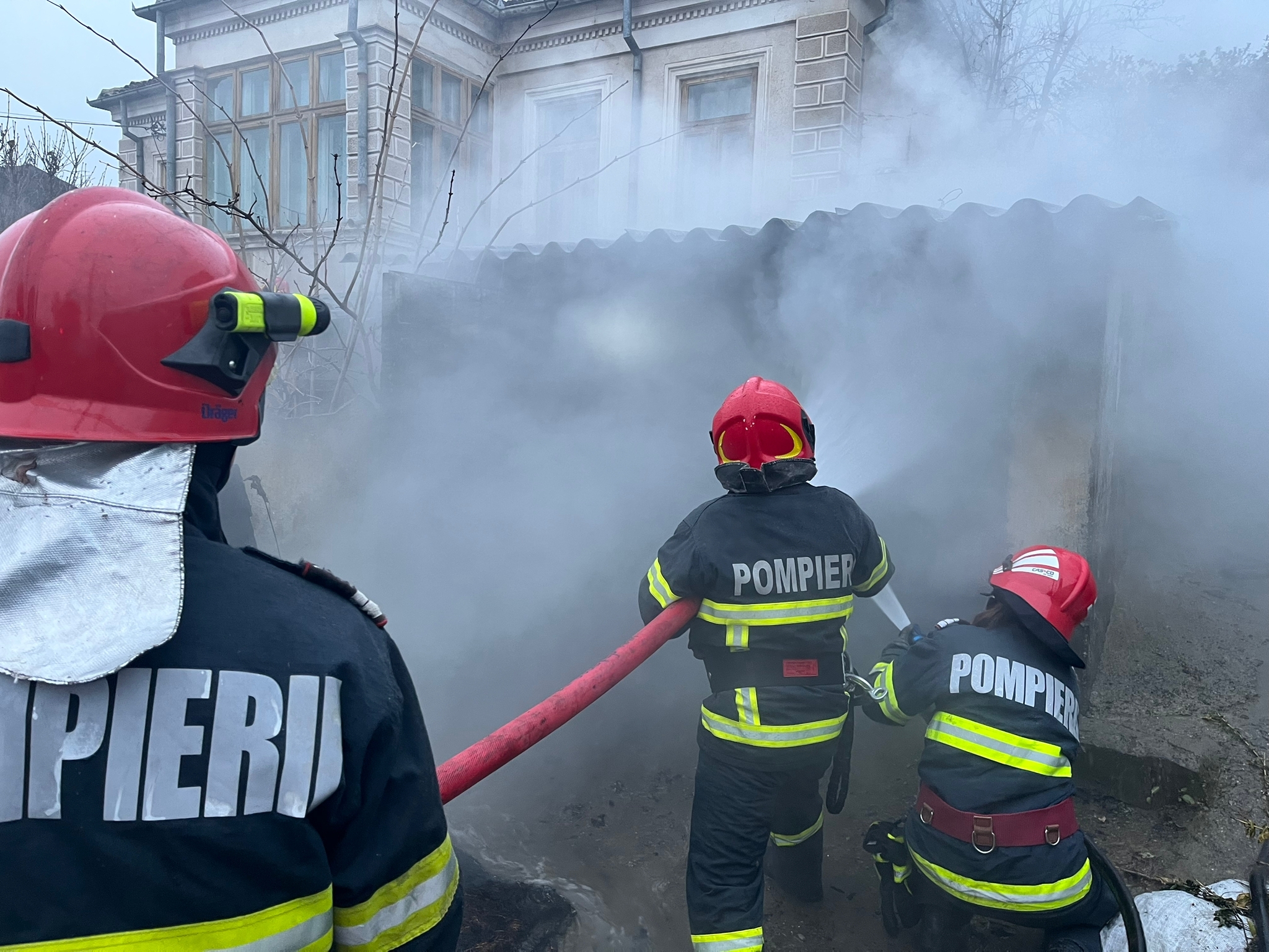 (FOTO/VIDEO) Pompierii în ALERTĂ! Arde un garaj din Tulcea
