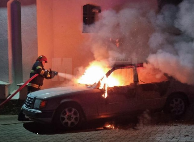 Mașina unui preot, parcată chiar în curtea bisericii, a fost incendiată de o mână criminală