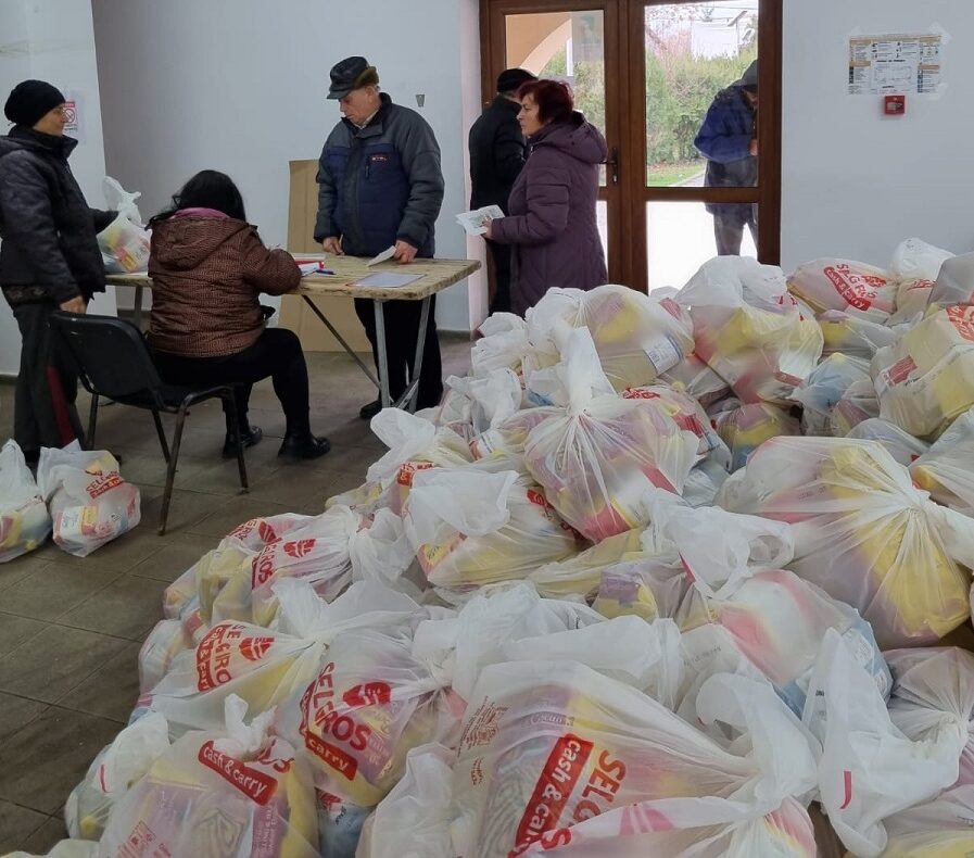 Primăria Poarta Albă oferă pensionarilor din comună pachete cu alimente