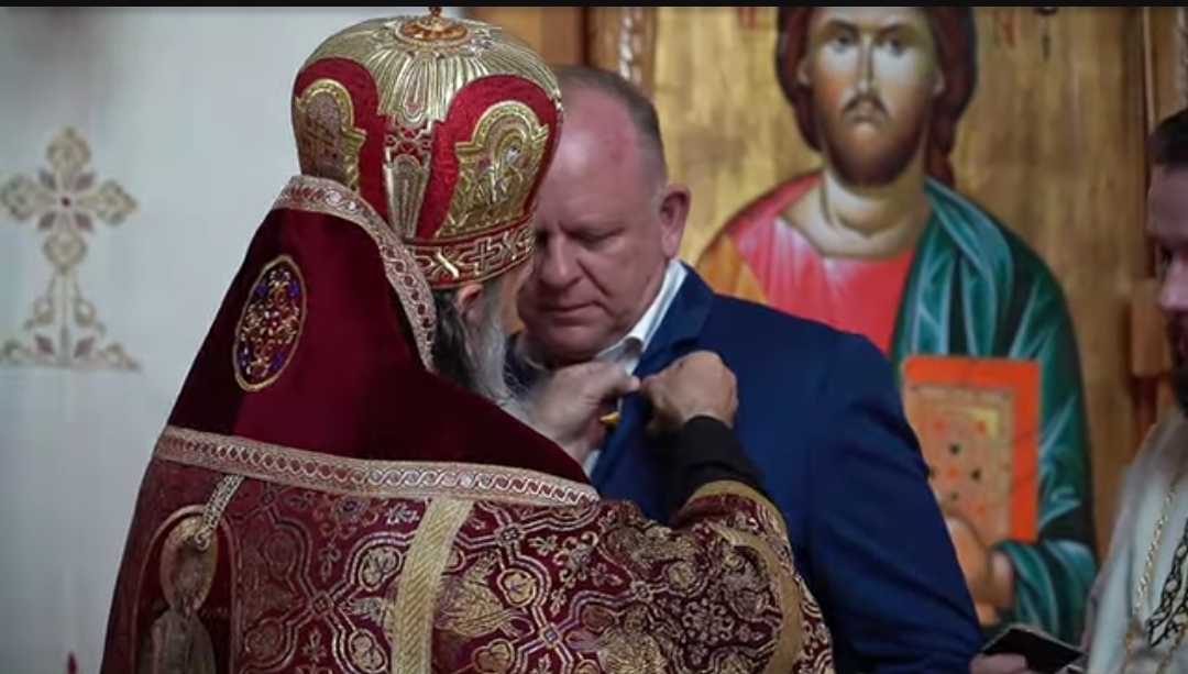 ÎPS Teodosie i-a dăruit primarului comunei Agigea distincția „Crucea Sfântului Apostol Andrei”